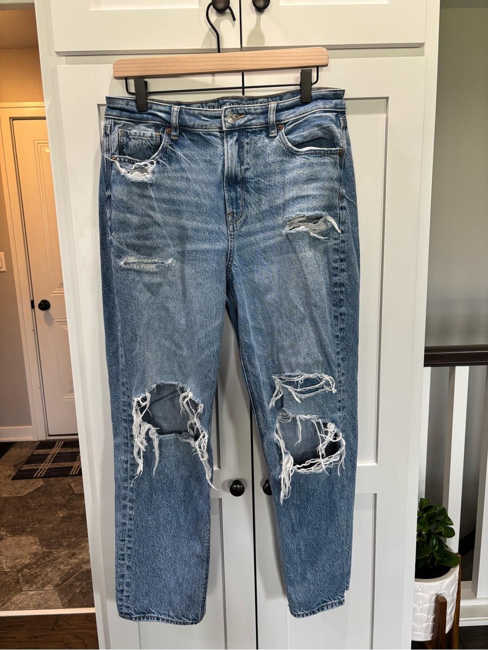 American Eagle Outfitters 10 Light Blue Ripped Boyfriend Jeans